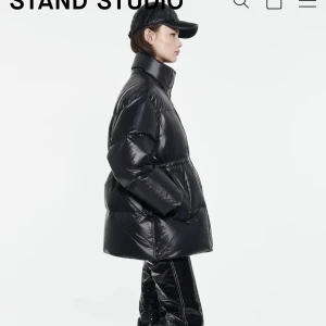 STAND STUDIO - Säljer min stand studio vinterjacka modellen: milani coat i svart stl. 34 Jackan är i perfekt skick inga skada inga repor använde ganska få. Inköpspris 4900kr  säljer den pga den är för stor för mig😊*skicka meddelande att se bilden på jackan*