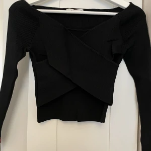 Topp ZARA - En svart top från ZARA, storlek xs