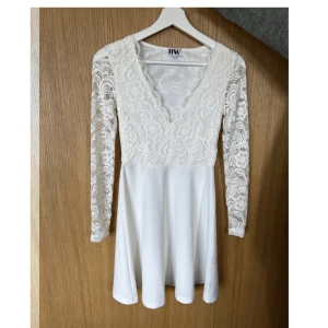 Vit klänning - Vit klänning som passar perfekt till student/ avslutning. Storlek XS, 100kr. 