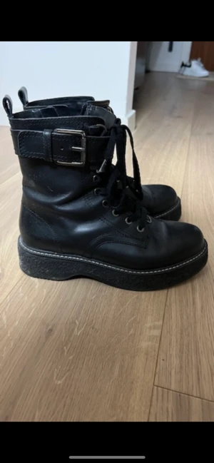 Boots från Zara - Boots i storlek 38, använda men i väldigt fint skick. Från Zara. Köparen står för frakt.