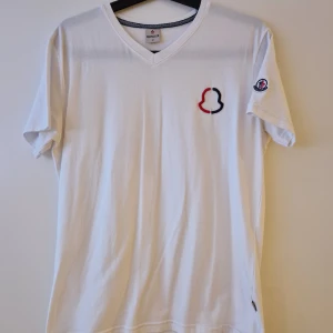Moncler T-shirt  - Helt ny Moncler T-shirt i storlek S