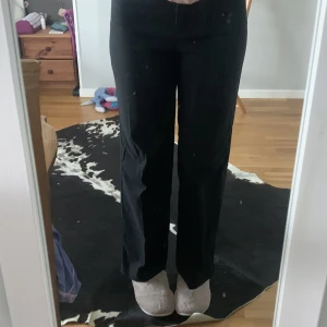 Svarta kostymbyxor  - Svarta kostymbyxor från monki. Bra skick, finns inga fickor. Går ungefär till naveln.💓 storlek 38 men passar 36 också