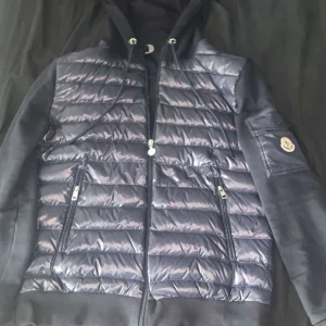 Moncler cardigan  - Säljer en Moncler cardigan i mycket fint skick. Den är använd en period på cirka 5-6 månader men är i toppskick utan några skador. Säljer de p.g.a har ändrat min stil. 