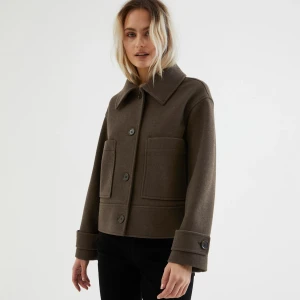 Brun kappa  - Säljer denna fina korta kappa då den inte kommer till användning längre. Köpt i februari och användes mest i våras. Skriv för fler bilder eller frågor 🥰