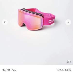 Chimi skidglasögon i modellen Ski 01 pink. Använda 1 vecka så i gott som nyskick. Köpta för originalpris 1800kr. Man får med två olika linser som enkelt går att byta mellan. Den beige linsen är extra bra vid dålig sikt och väder. 
