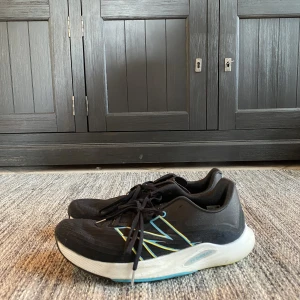 New balance fuel cell - Extremt grymma träningsskor som fungerar bra till både gym & terräng. Säljes pågrund av fel storlek. Köptes för 1800kr utav en sponsor, säljes för 500kr då jag inte har användning utav dom. Kvitto finns tyvärr inte  OBS! skorna är storlek 45 men passar 44