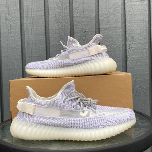 Yeezy 350 ’static reflective’ - Yeezy 350 ’static reflective’ I minimalt använt skick (2-3 gånger) Storlek: 46  Sällsynt par som är svåra att hitta  2800 kr (retail) men som går att diskutera  ⚪️🔘❤️