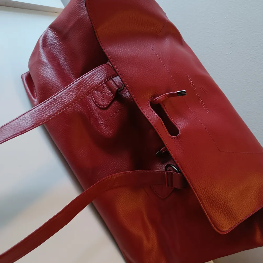 Röd skin väska. Medium i storlek. Nyskick! . Väskor.