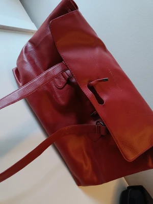 Röd skin väska  - Röd skin väska. Medium i storlek. Nyskick! 