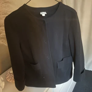 Trekvartkappa  - Säljer denna fina svarta trekvartskappan❤️ 