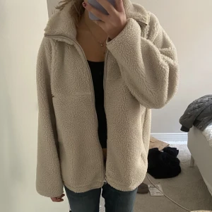 Fleece jacka - Såå snygg o trendig jacka från arket, köpt förra våren💞jättemysig och går att styla med allt!! jackan är i nyskick. Nypris var ungefär 1300