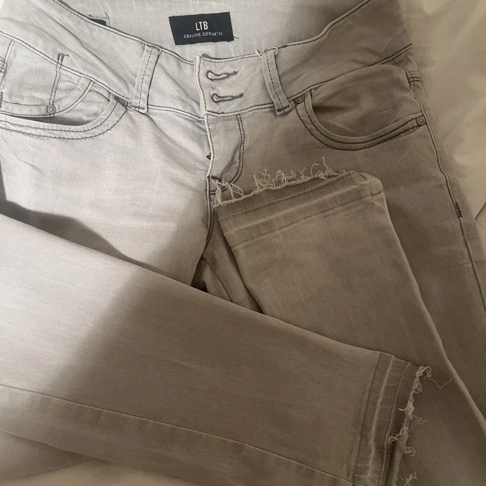 Säljer dessa gamla ltb jeans som inte går att få tag på. Det är den gamla modellen med två knappar. Storlek 27/32 men har sprättat upp dom längst ner som man ser på bild 3, skulle säga att dom är 27/34 nu ❤️ pris kan diskuteras . Jeans & Byxor.