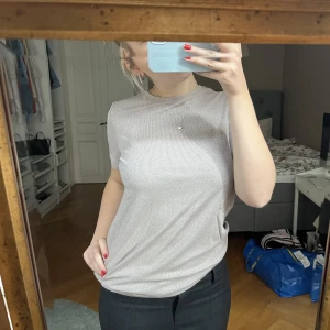 Glittrig tröja - Säljer denna fina glittriga tröja som sitter superbra på S/M ☺️