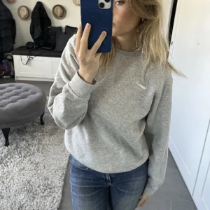 Nike sweatshirt!  - Grå Nike sweatshirt köpt här på plick men kommer aldrig till användning! Jättebra skick 🤗 obs inte min bild! 