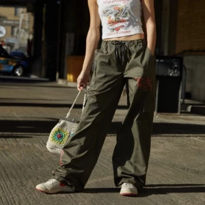 Ed Hardy cargo byxor - Köpt dessa Ed Hardy Cargos på urban outfitters förra året men har inte haft på mig de på länge och därför säljer>:( Jag är 178 cm lång och de kommer ner till skorna om jag har de lågmidjade. Dma för frågor/fler bilder!!❣️❣️