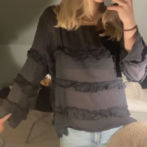 Volang blus - As cool volang blus, som är lite genomskinlig! Super bra skick, endast använd 1 gång! Från agencies turquoise😇 köpt för 500!