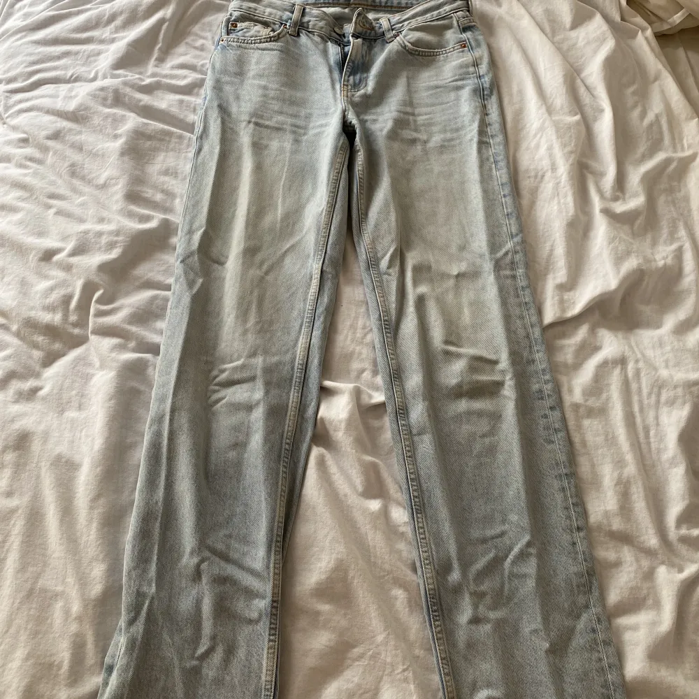 Ett par jätte snygga jeans från Gina i storlek 32 passar Xs-S, jätte fin färg och fint skick! Priset kan diskuteras, (första bilden är lånad). Jeans & Byxor.