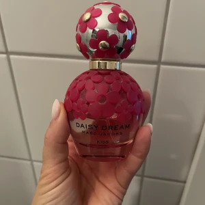 Marc Jacobs Daisy kiss  - Marc Jacobs Daisy Kiss parfym. Mer än halva flaskan kvar! Riktigt god doft men kommer tyvärr inte till användning. 