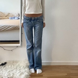 Bootcut jeans - Jättesnygga lågmidjade ljusblåa bootcut jeans från fornarina som är vintage och svårt att få tag i💕💕 älskar fickorna!!!! Jättebra skick!!