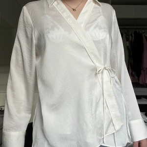 Blus - Vit söt blus som användes en gång. Den är i som ny. Skriv för föer bilder