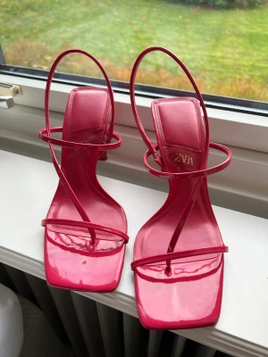 Rosa klackskor  - Rosa söta klackskor från Zara. Endast använda en gång och i bra skick. Små defekter som man kan se på bild 2 och 3 men inget som syns tydligt. Kontakta mig om ni vill ha fler bilder