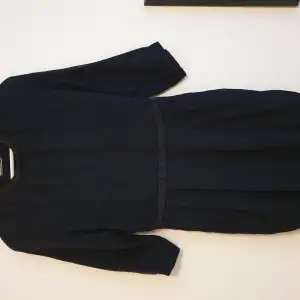 By Malene Birger klänning storlek S, mörkblå med innerkjol. Använd men i gott skick behöver bara strykas. Nypris runt ca ett par tusen..