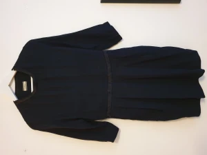 By Malene Birger klänning storlek S - By Malene Birger klänning storlek S, mörkblå med innerkjol. Använd men i gott skick behöver bara strykas. Nypris runt ca ett par tusen..