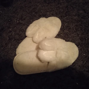 Kanintofflor - Söta offlor som inte kommer till användning. Skulle säga motsvarar strl 36-38(?) 