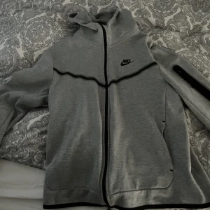Nike tech  - Säljer denna pga att den inte kommer till användning. 9/10  Köpt från zalando för 1300 Pris kan diskuteras 