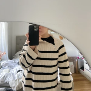 Stickad tröja - Randig stickad tröja med en sen dragkedja från Zara. Knappt använd och i väldigt bra skick. Skriv för fler bilder