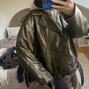 Grå-grön skinnjacka - Jättefin färg, endast använd 3-4 gånger. Köpte på zara i maj för 859kr säljer för 450 (spegeln är smutsig, de är inte fläckar på jackan)