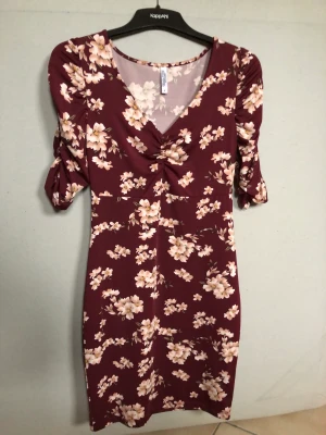 Blommig klänning bubbleroom storlek S - Använd en gång. Märket Chiara forthi milano från bubbleroom. Storlek S. Mjukt stretchigt material (95% polyester, 5% elastan) Går att tvätta i tvättmaskin och man slipper stryka den. Kommer från ett rökfritt hem. Säljs då det inte är min stil längre. 