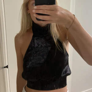 Festlig topp med öppen rygg - Säljer denna snygga festtopp med öppen rygg i svart. Nyskick aldrig använd då den är lite stor på mig. Storlek S💕