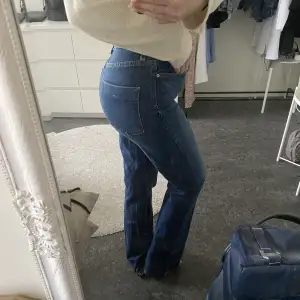 Superfina Blå zara jeans med slits nertill