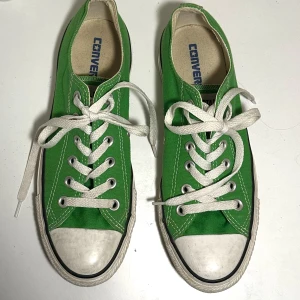 Gröna Converse  - Låga gröna converse i storlek 39💚