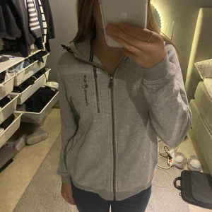 Sail racing tröja - Säljer den här tröjan då den är lite för liten för mig. Den är i hyfsat bra skick. Priset kan diskuteras! 🤍