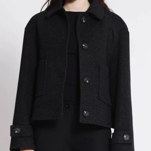 Kappa - Säljer denna populära kappan från Lager157. Den är helt oanvänd då jag råkade beställa hem fel storlek, prislapp och allt e kvar på den.❤️