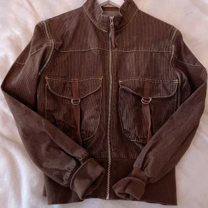 Brun jacka  - En as snygg och cool brun höst jacka med coola detaljer från ”edging”. Man kan ta bort ärmarna på jackan om man vill men jag tycker att det är snyggare med. Nyskick. Köparen står för frakt och pris kan diskuteras💕skriv om du är intresserad:)