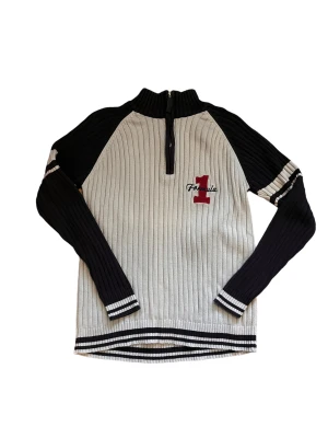 Vintage F1 tröja - Vintage F1 tröja i marinblå och vit. Vintage, använd 1 gång av mig men köpt secondhand. Inga flaws. PM för fler bilder eller frågor . Passar 173-178 skulle jag säga