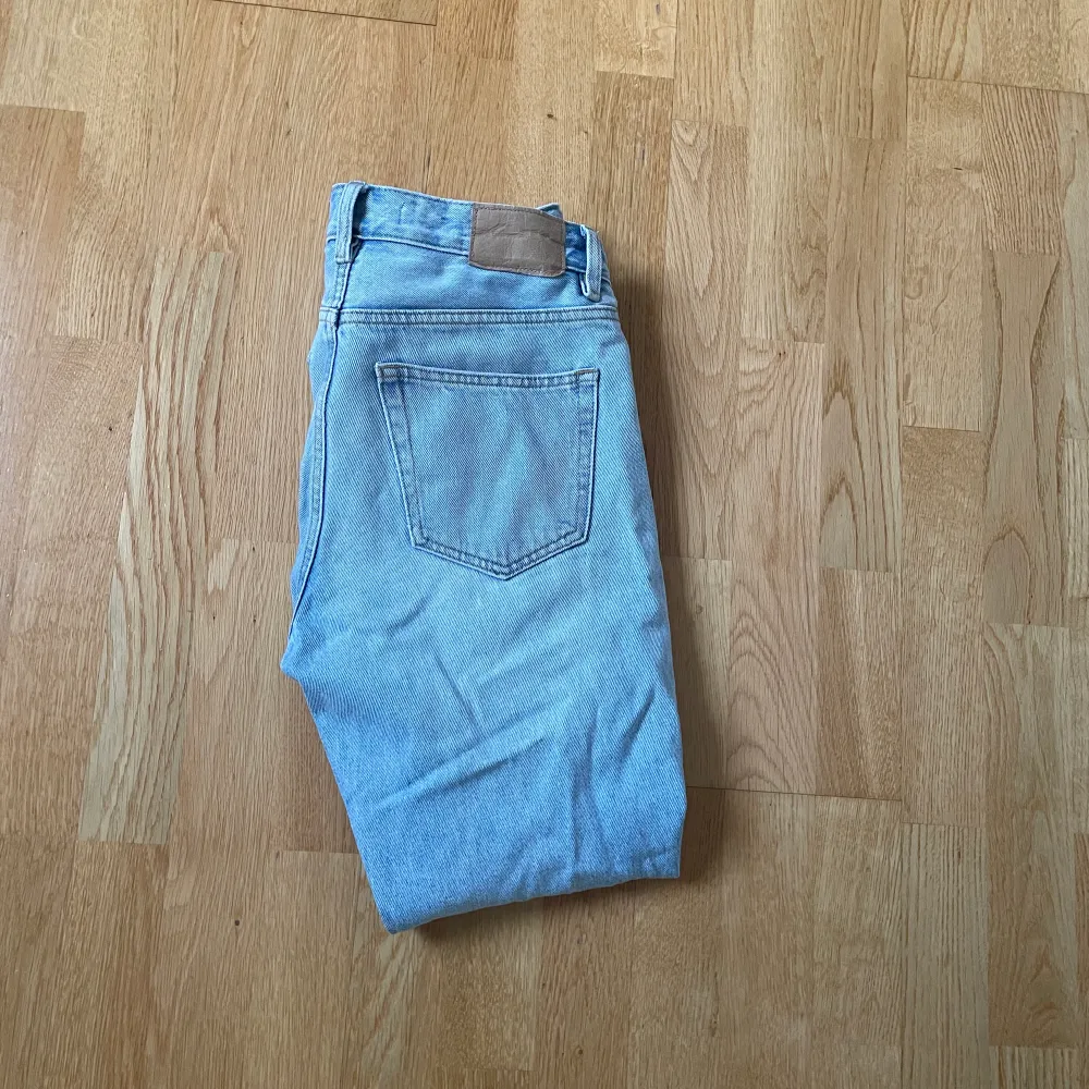 Hej! Säljer nu dessa ljusblåa jeans från zara då jag försöker tjäna pengar för att köpa ett par skor. Dessa jeans är riktigt bra och sköna och är i storleken 40 och skicket på jeansen är 8/10. Nypris 599 kr. Bara att skriva vid eventuella frågor!!. Jeans & Byxor.