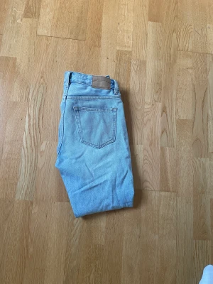 Ljusblåa jeans  - Hej! Säljer nu dessa ljusblåa jeans från zara då jag försöker tjäna pengar för att köpa ett par skor. Dessa jeans är riktigt bra och sköna och är i storleken 40 och skicket på jeansen är 8/10. Nypris 599 kr. Bara att skriva vid eventuella frågor!!