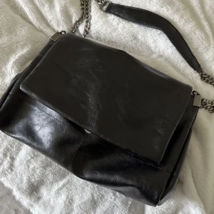 Zara väska  - Säljer min zara väska då den ej kommer till användning! En liten fläck, se bild 2