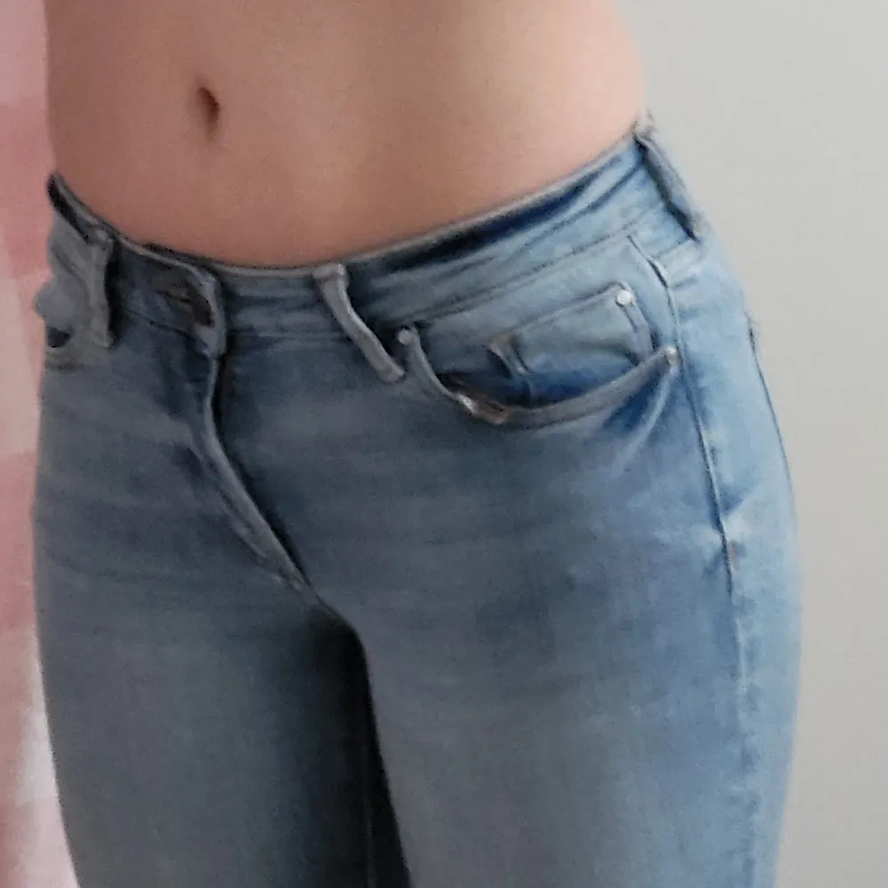Midraise jeans som lika gärna kan kallas low waist då de är väldigt låga som man ser på bilden💗. Jeans & Byxor.