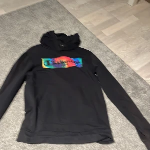 Hoodie - Säljer min hoodie då den inte kommer till användning,använda 2 gånger. Är i jättefint skick,pris kan diskuteras 