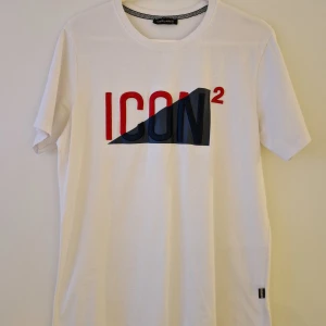 Dsquared 2 T-shirt - Dsquared 2 T shirt i storlek M