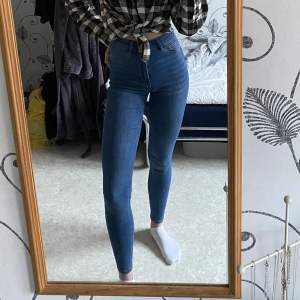 Molly high waist jeans från Gina Tricot! Lite använda men i mycket bra skick! 💙