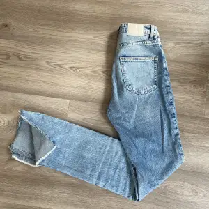 så snygga jeans från Zara men som tyvärr blivit för små för mig. De är långa i benen och har en snygg slitsnertill🤍