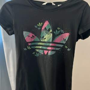 En adidas t-shirt använts flera gåner. Tvättas innan den skickas. 