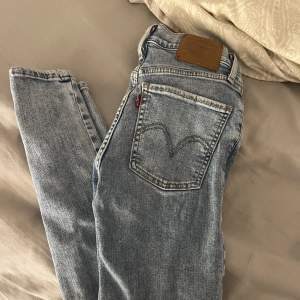 Levis jeans som har används fåtal gånger. Köpt på levis i stockholm. Stl 24x32