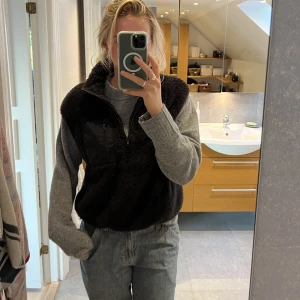 Teddyväst - Jättemysig teddyväst från zara. Snygg både stängd och öppen. Går verkligen ihop med alla stilar!